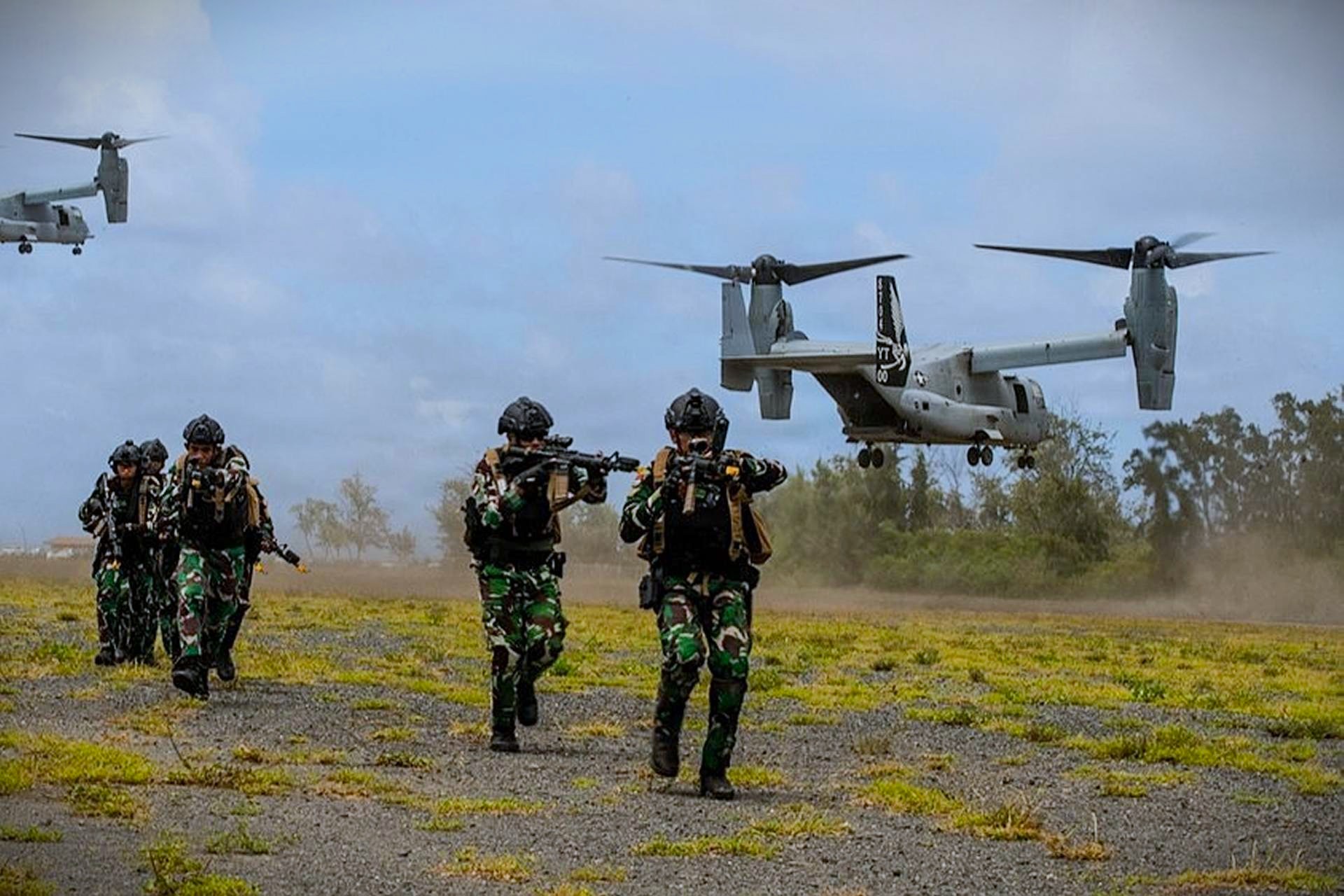 A U.S. Marine Corps MV-22B Osprey inserted Indonesian Marines during RIMPAC 2026 amphibious raid training in Hawaii, strengthening multinational expeditionary interoperability across the Indo-Pacific (Picture Source: U.S. Marines)