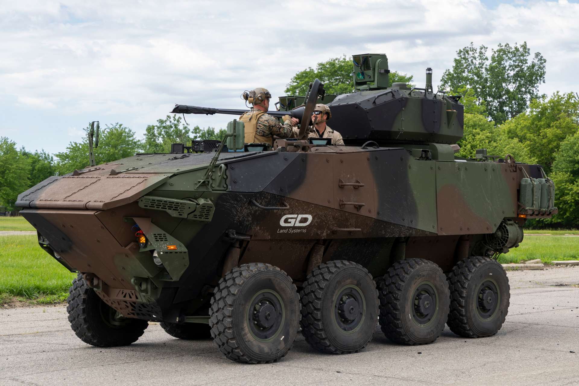 U.S. Marines evaluate competing GDLS and Textron ARV-30 prototypes at Detroit Arsenal, testing vehicle handling, turret controls and 30 mm firepower to shape the future reconnaissance vehicle before production (Picture source: U.S. DoW).
