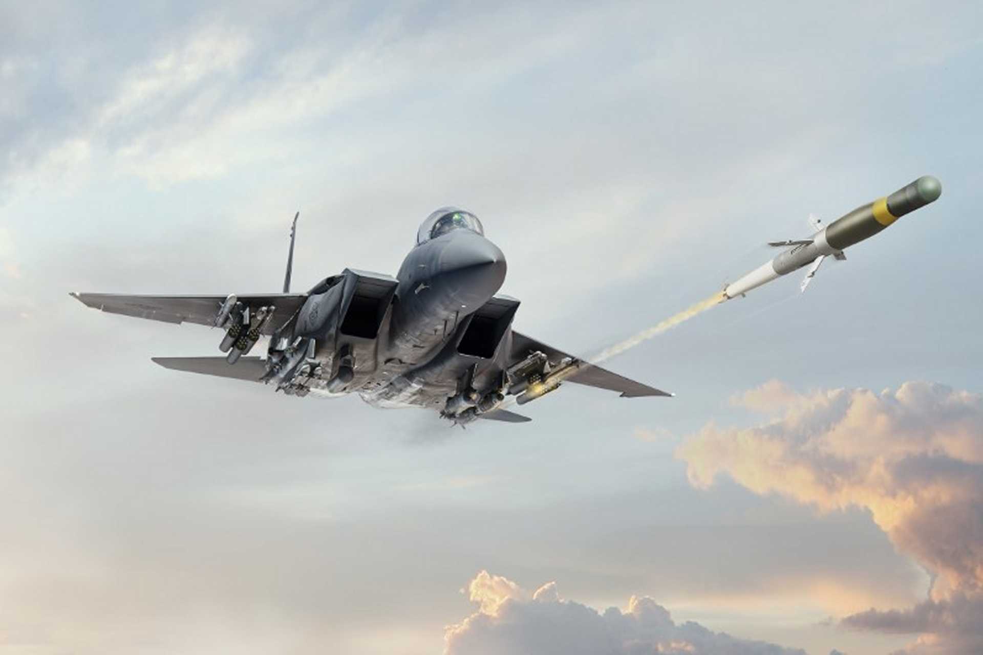 A fighter carrying two LAU-131 pods can load 14 APKWS rounds; four pods can provide 28; and six pods can provide 42, although actual combat loadouts must account for drag, targeting pods, fuel, conventional missiles, and mission radius. (Picture source: BAE Systems)