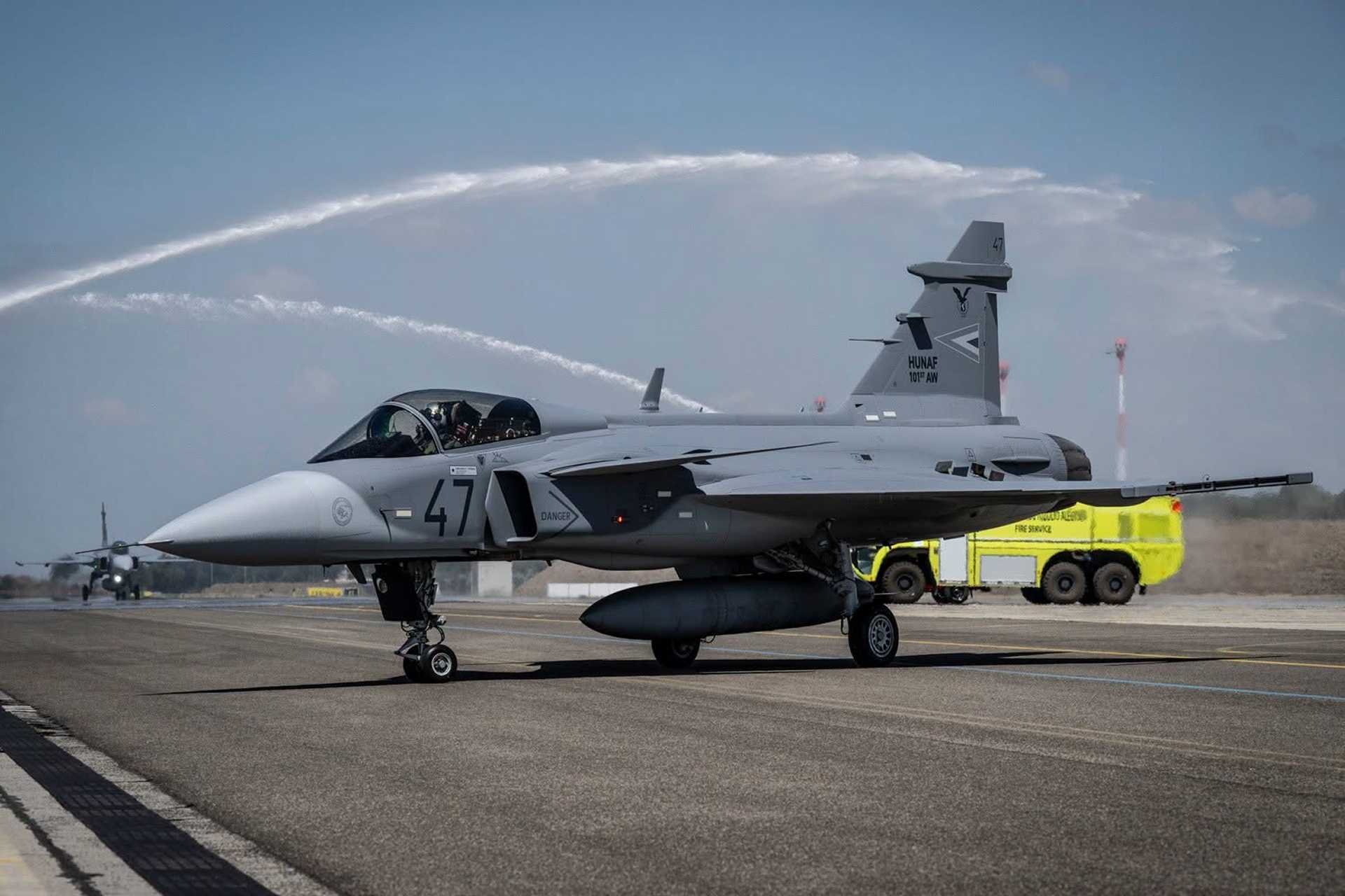 The Gripen C/D was designed to require fewer maintenance personnel, less ground equipment, and less fixed infrastructure than heavier Western fighter aircraft, which will help Ukraine operate under persistent Russian pressure against air bases. (Picture source: Hungarian MoD)