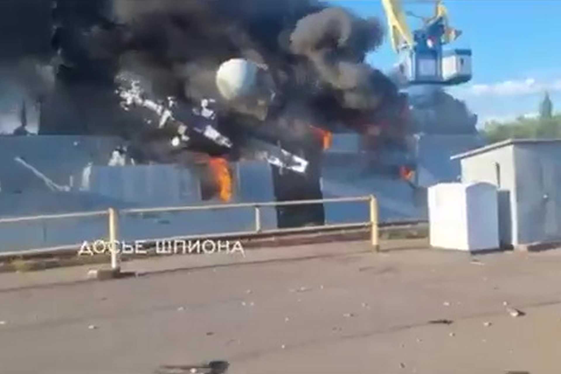 The footage shows the Project 20380 Steregushchiy-class corvette Boikiy engulfed by fire inside the Veleshchynskyi Dry Dock at the Kronstadt Naval Plant, resulting in the total collapse of its integrated sensor mast. (Picture source: Telegram/Dosye Shpiona)