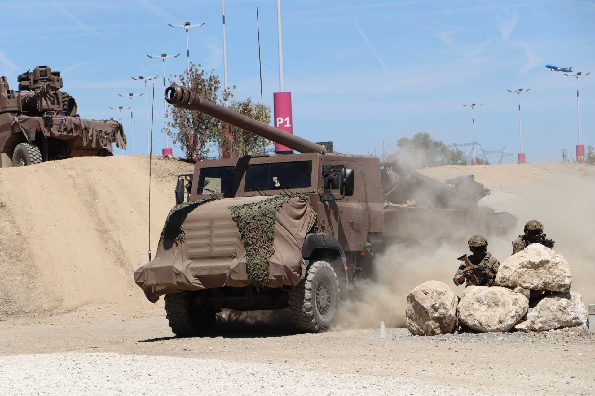 The Caesar can engage targets beyond 40 km with ERFB Base Bleed ammunition, while rocket-assisted ammunition extends these engagement distances beyond 55 km. (Picture source: Army Recognition)