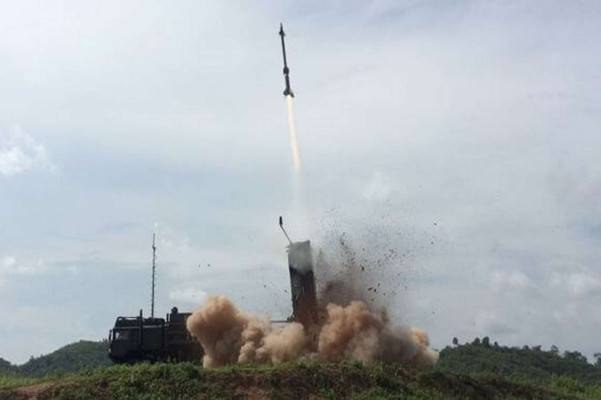 Romania selected Rafael’s SPYDER air defense system under a framework worth about €2 billion, adding a mobile SHORAD/VSHORAD layer equipped with PYTHON-5 and DERBY missiles to counter aircraft, helicopters, drones, cruise missiles, and precision-guided munitions on NATO’s southeastern flank (Picture source: Rafael).