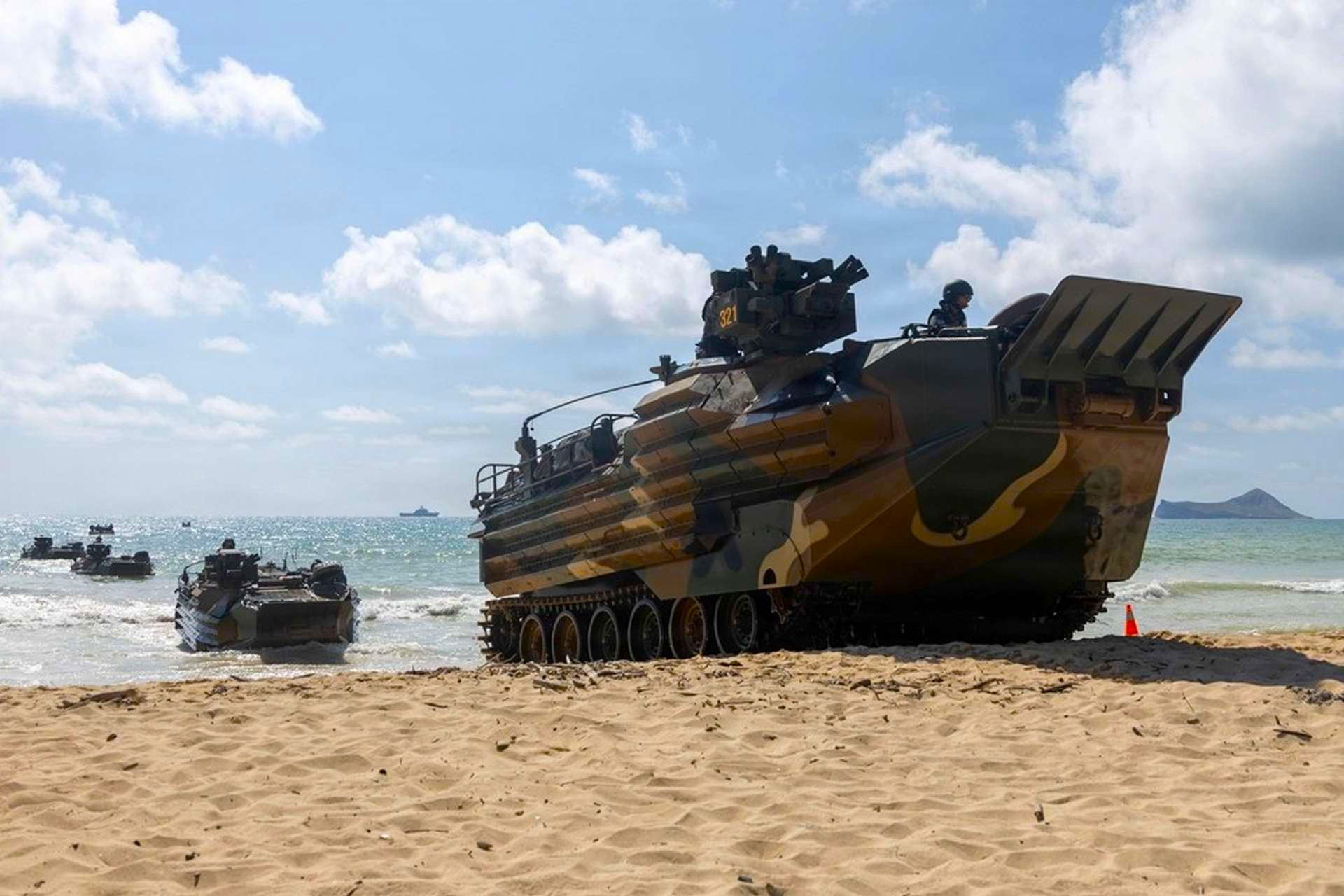Republic of Korea Marines used KAAV-7A1 amphibious assault vehicles with U.S. Marines in Hawaii to rehearse armored ship-to-shore movement before RIMPAC 2026 (Picture Source: U.S. Marines)