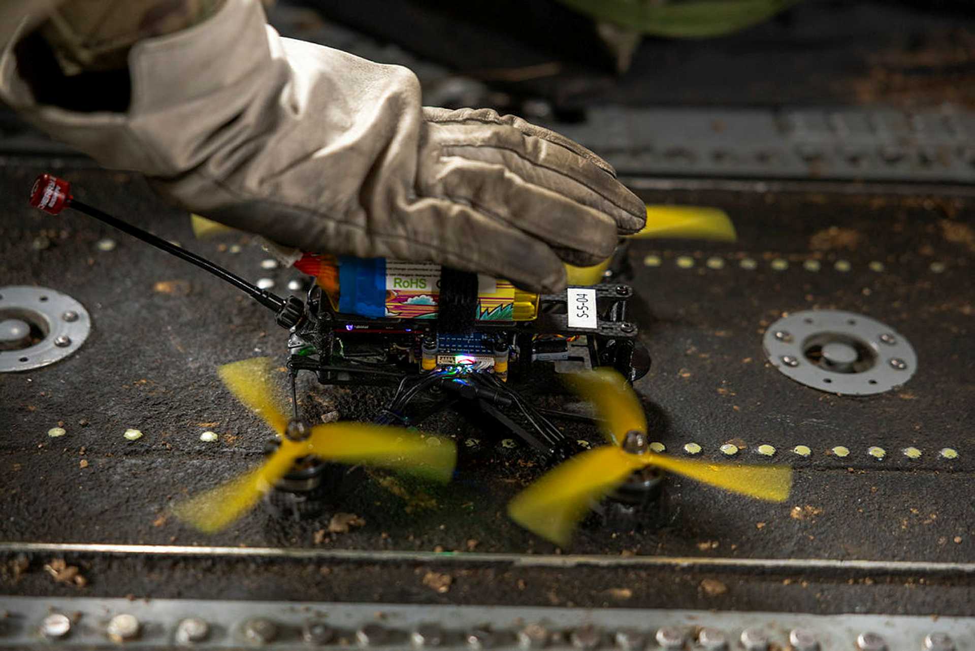 A British drone operator prepares an unmanned aerial system for launch from an RAF Chinook of 18 Squadron during Exercise Hornets Nest, a Joint Aviation Command trial led by ADAPT. Conducted at Copehill Down on the Salisbury Plain Training Area (SPTA) on July 31, 2025, the exercise evaluated the integration of drone capabilities with helicopter operations in support of future battlefield missions.