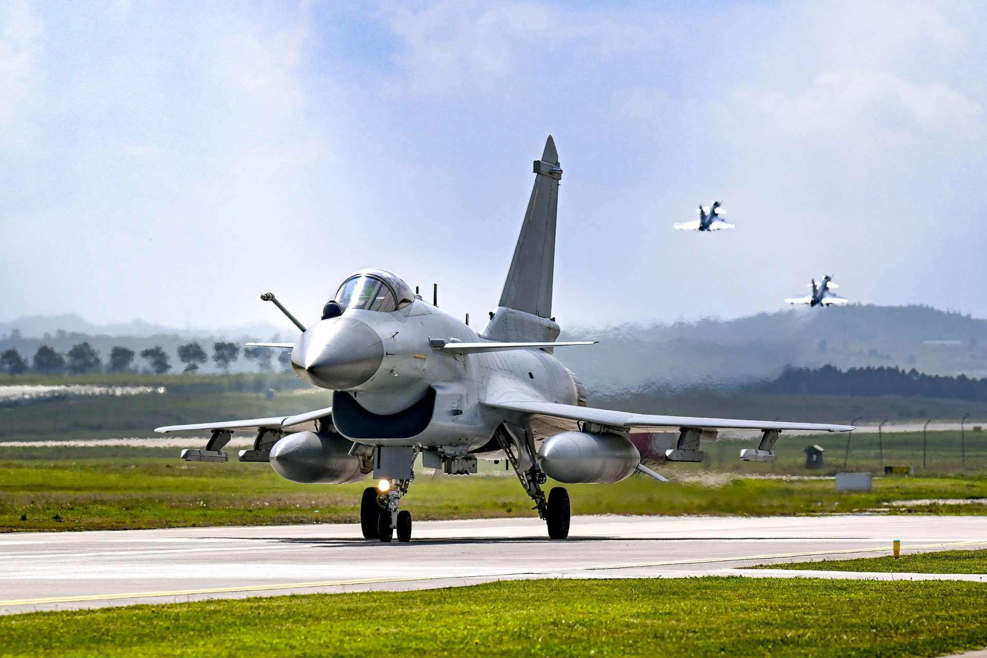 China Integrates J-10C Fighters Into Networked Air Warfare With Shared Targeting and Air Defense ...