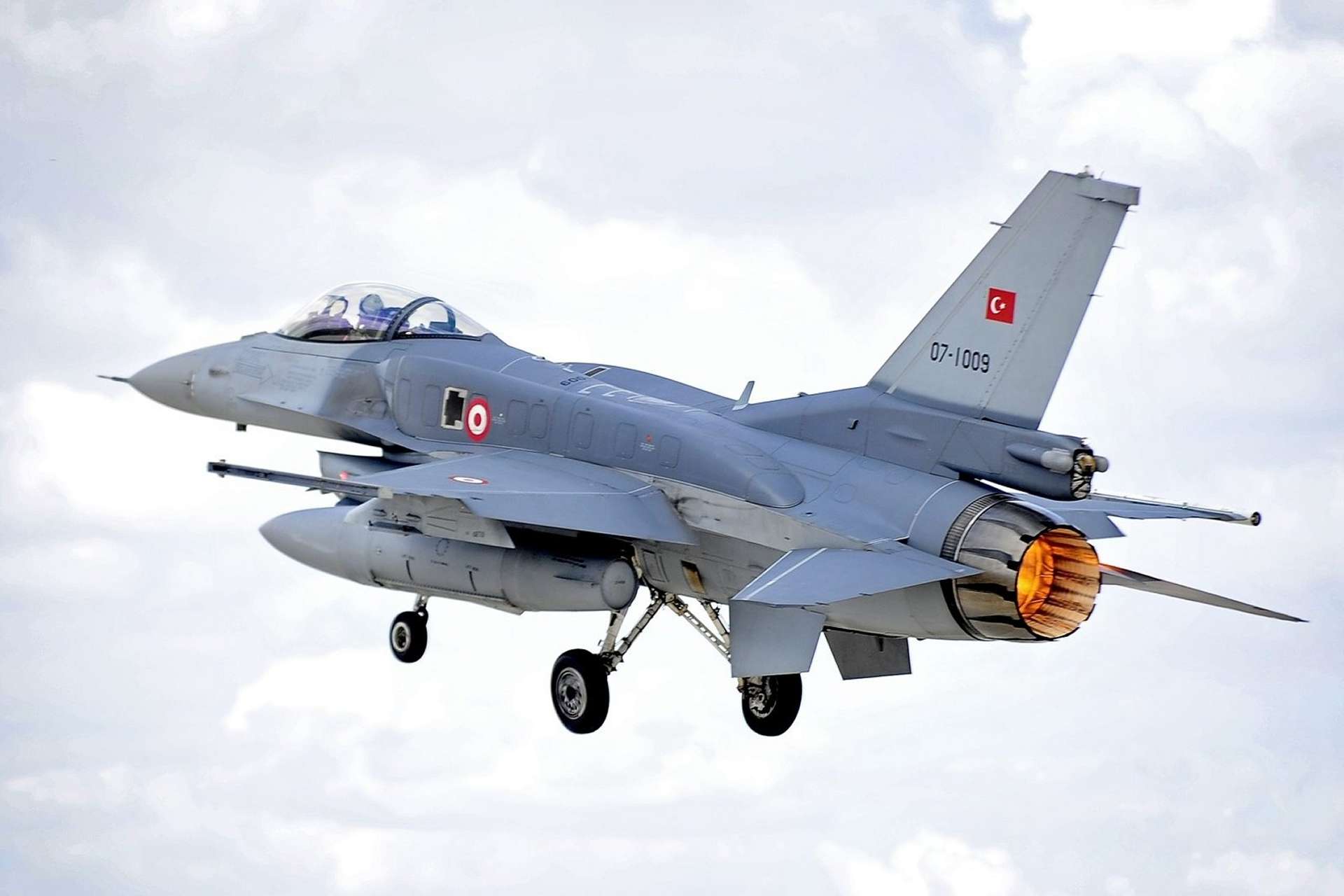 Türkiye Deploys 6 F-16 Fighters to Northern Cyprus to Protect Bases from Iran Drone Threats