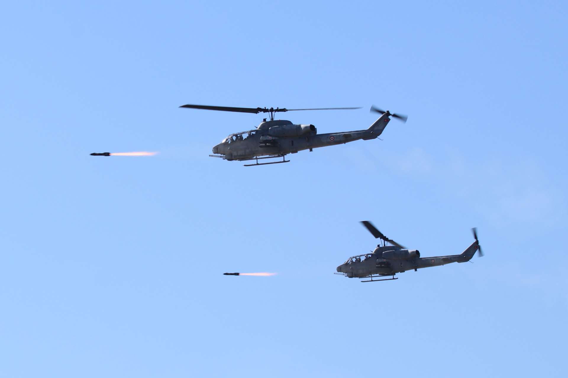 Turkish Navy Shows How Legacy AH-1W Super Cobras Still Deliver Precision Firepower in Modern Amphibious Warfare