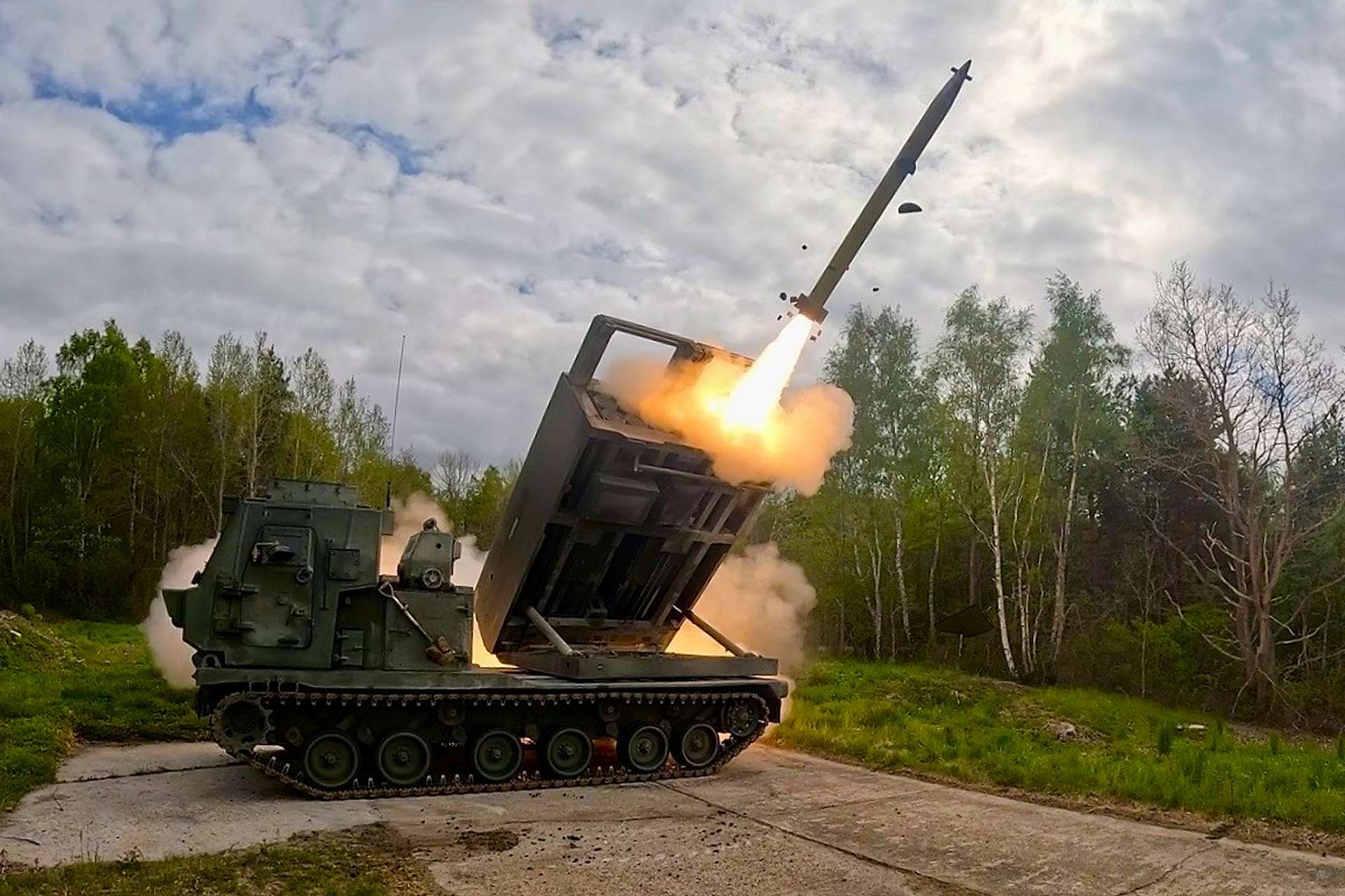 U.S. Conducts First GPS-Guided GMLRS Launch from M270A2 in Poland to Reinforce NATO Precision Strike Deterrence