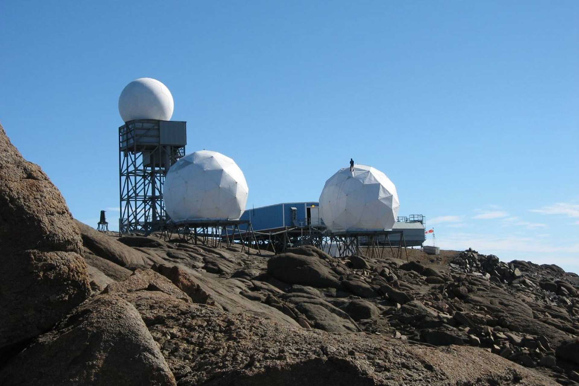 The North Warning System is a joint United States and Canadian network of 15 long-range and 36 to 39 short-range radar stations stretching across the Arctic to detect incoming Russian aircraft and missiles approaching North America. (Picture source: Nasittuq)