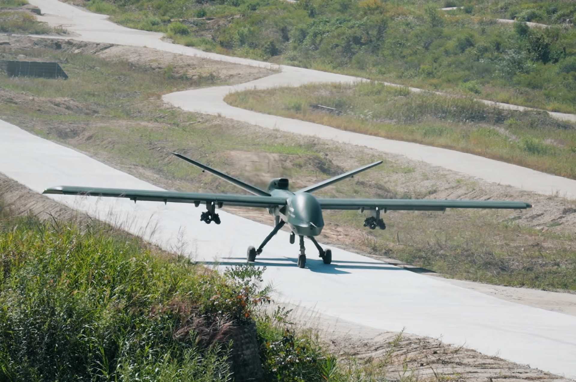 The General Atomics Mojave STOL unmanned aerial vehicle demonstrates its ability to operate from a rough military vehicle trail during a live flight demonstration conducted with Hanwha Aerospace in South Korea in mid-September 2026. The drone showcased its short takeoff and landing capabilities under simulated battlefield conditions.