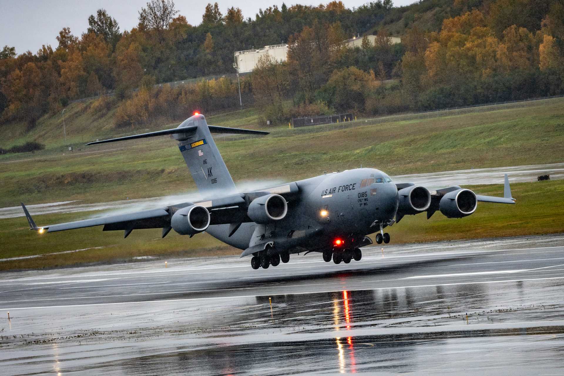 A U.S. Air Force C-17 Globemaster III transport aircraft. Boeing has reportedly completed Starshield satellite communications installations on nine C-17s to improve airborne mission-data connectivity. (Picture source: U.S. Department of War/Defense)