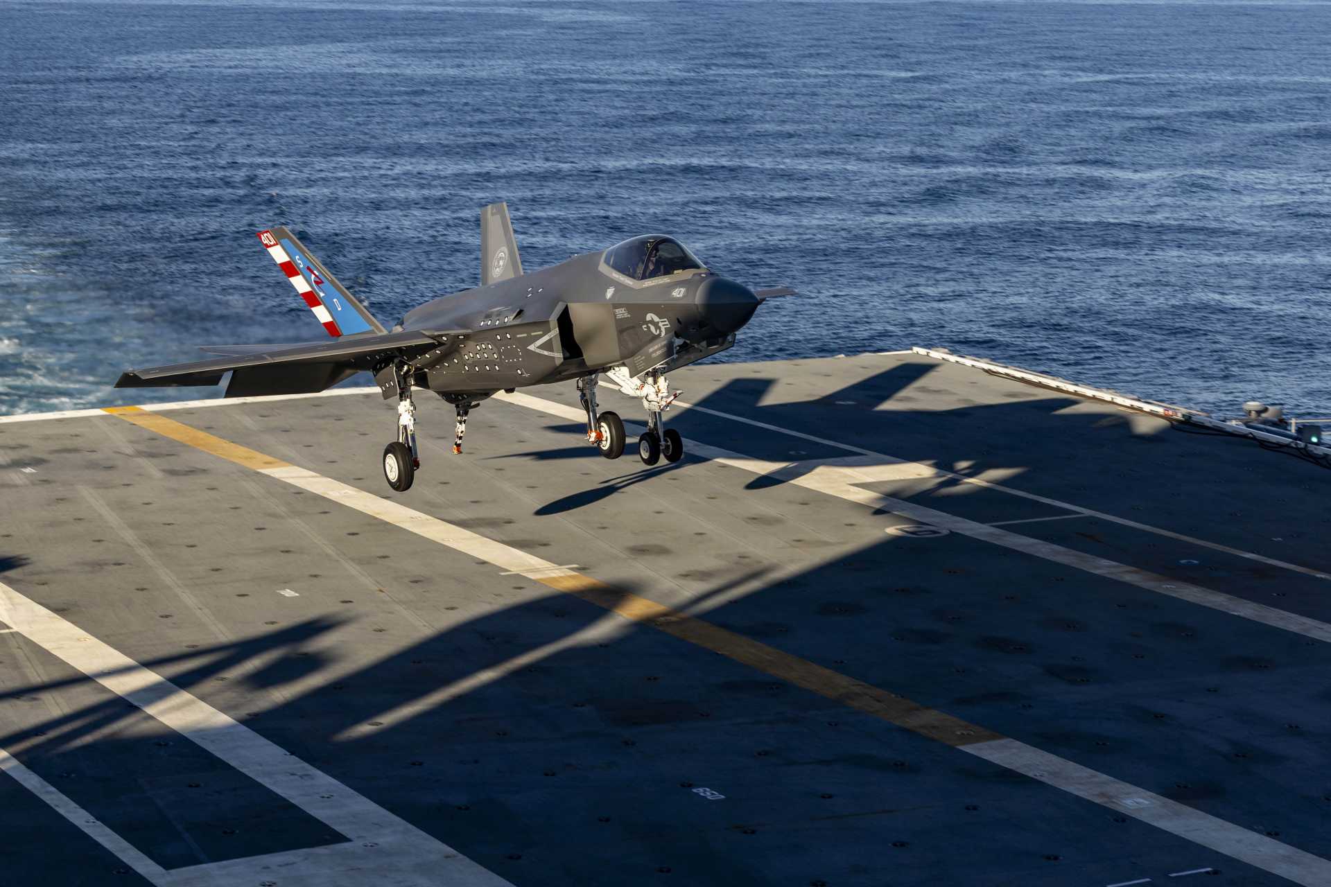 The landing confirmed that the USS John F. Kennedy could recover an F-35C using its Advanced Arresting Gear, marking a key step toward integrating stealth fighters capable of conducting strikes beyond 1,100 km into the Navy's newest aircraft carriers. (Picture source: US DoD)