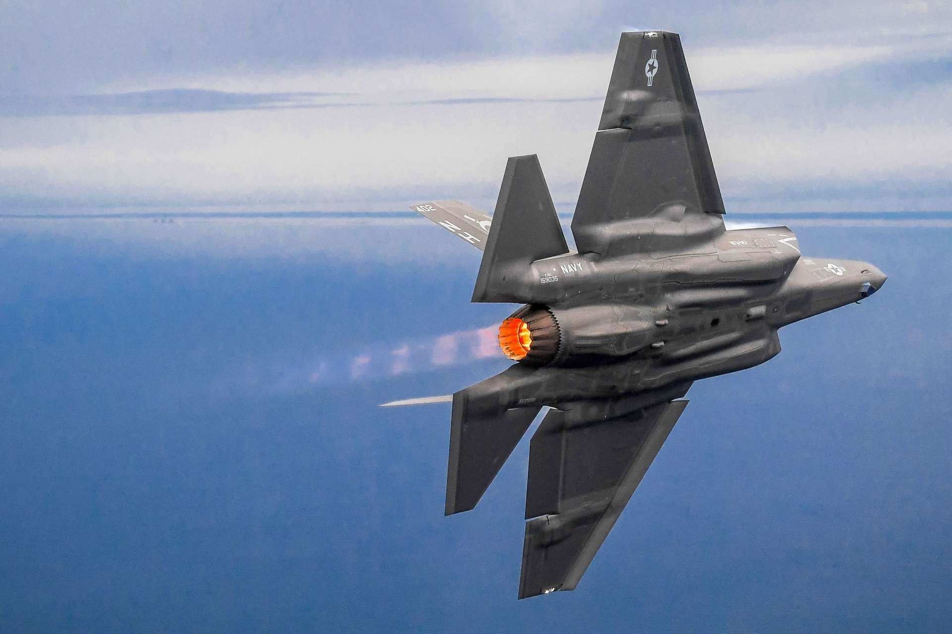 The Pentagon and Lockheed Martin are weighing a potential 10-year F-35 production and sustainment agreement aimed at stabilizing the supply chain and improving fleet readiness (Picture Source: USNI)