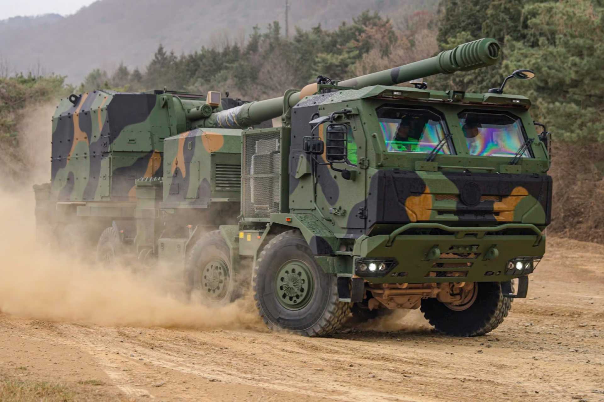 The K9MH is an 8×8 self-propelled howitzer combining a 155 mm/L52 cannon with a three-person crew, an autoloader, 40 onboard projectiles, and the ability to fire and leave its position in less than 30 seconds. (Picture source: Hanwha Aerospace)