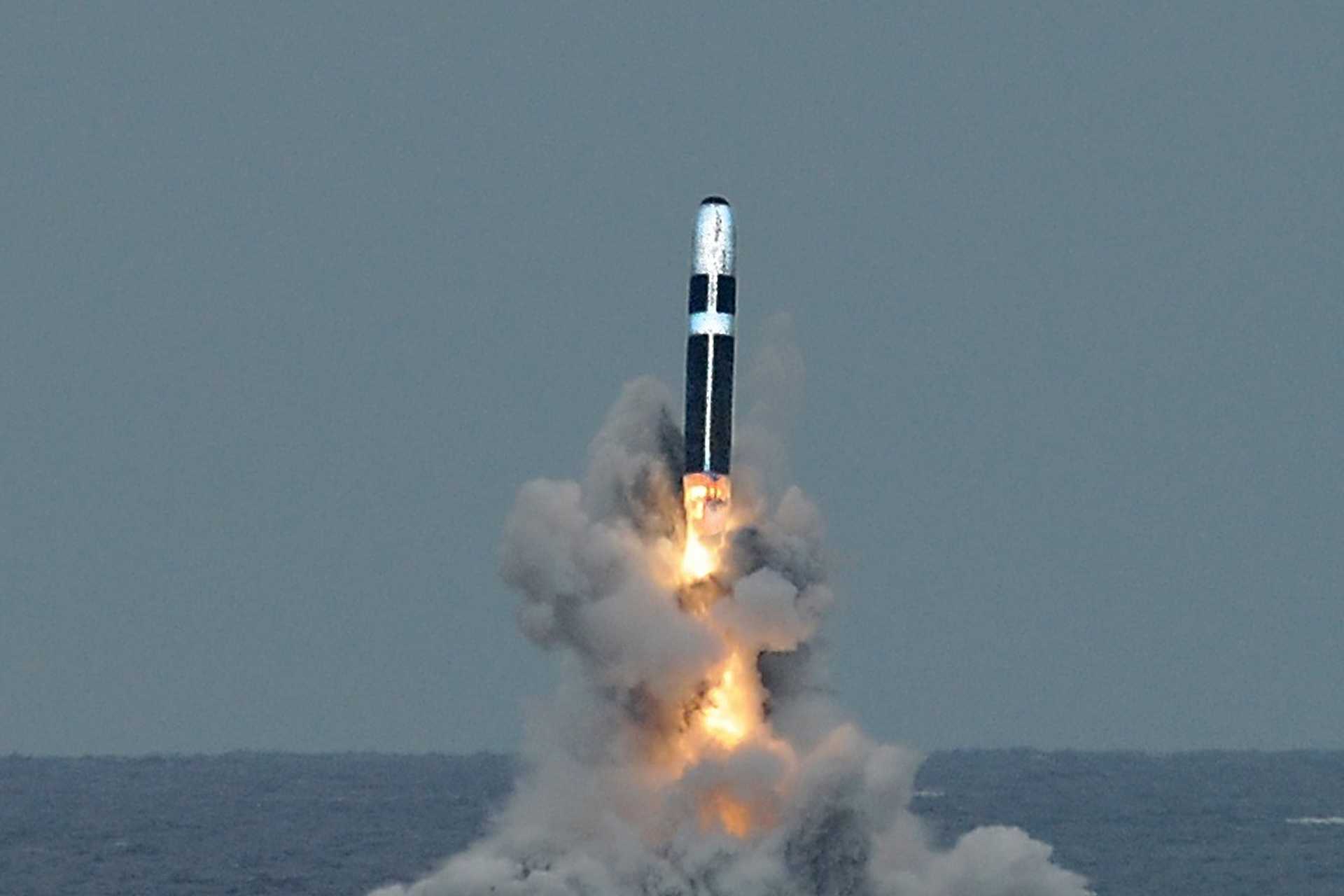 The Trident II D5 was developed from the late 1970s as the longer-range and higher-payload successor to the Trident I C4, entered U.S. service aboard Ohio-class SSBNs in 1990, and was subsequently adopted by the UK for Vanguard-class submarines (Picture source: US DoD)
