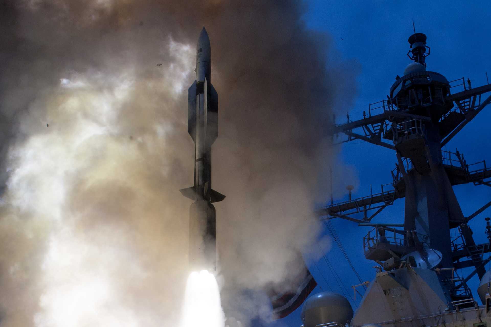 The SM-6 Block IAU is an upgraded Block IA that replaces aging electronic components in its guidance and target detection systems, so the U.S. Navy can keep producing the missile in large numbers through the 2030s without changing its existing combat capabilities. (Picture source: US Navy)