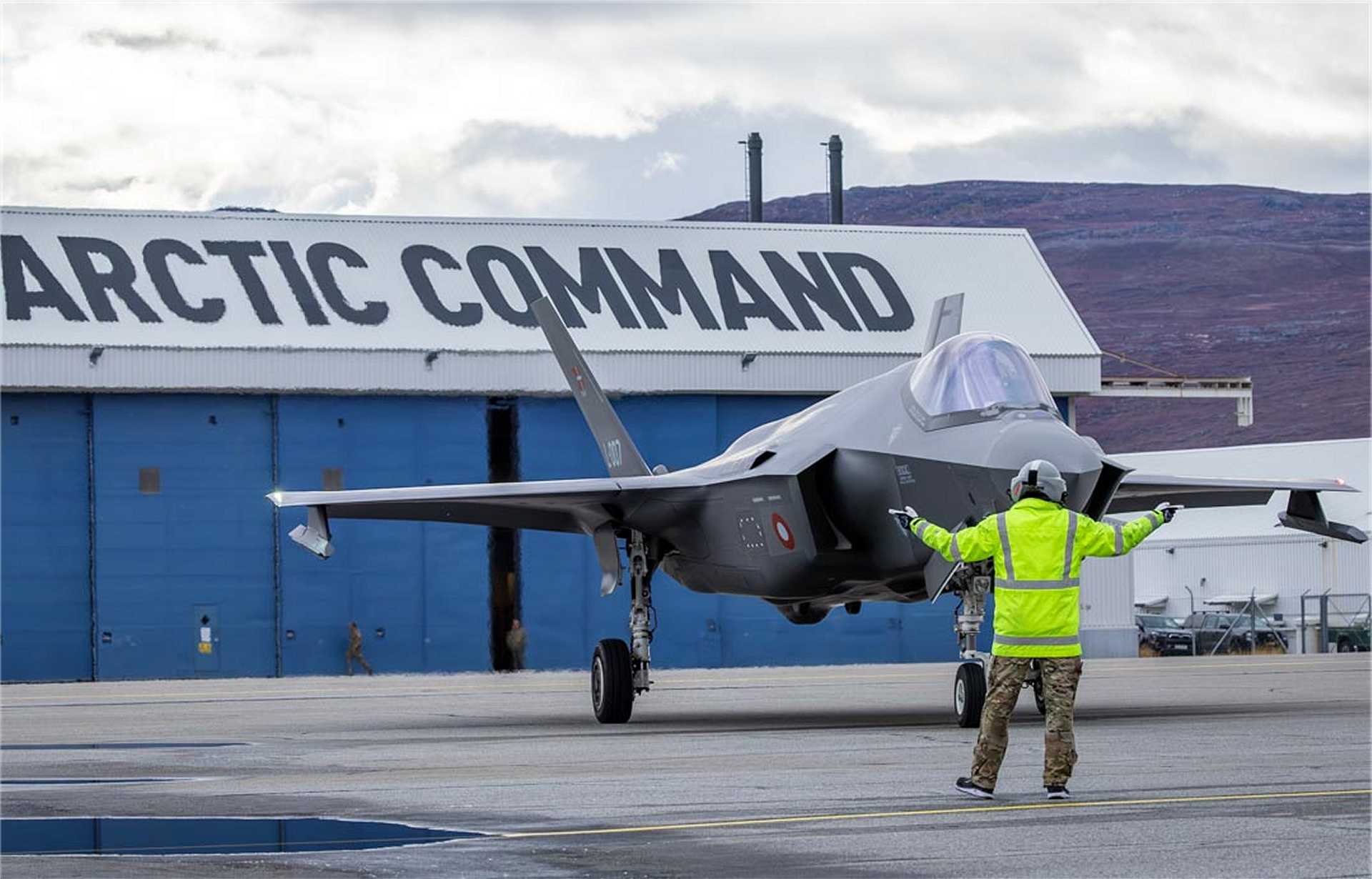 Two Danish F-35A fighter jets land at Arctic Command’s facility in Kangerlussuaq, Greenland, marking the aircraft’s first landing on the island. Photo: Rune Dyrholm / Danish Armed Forces.