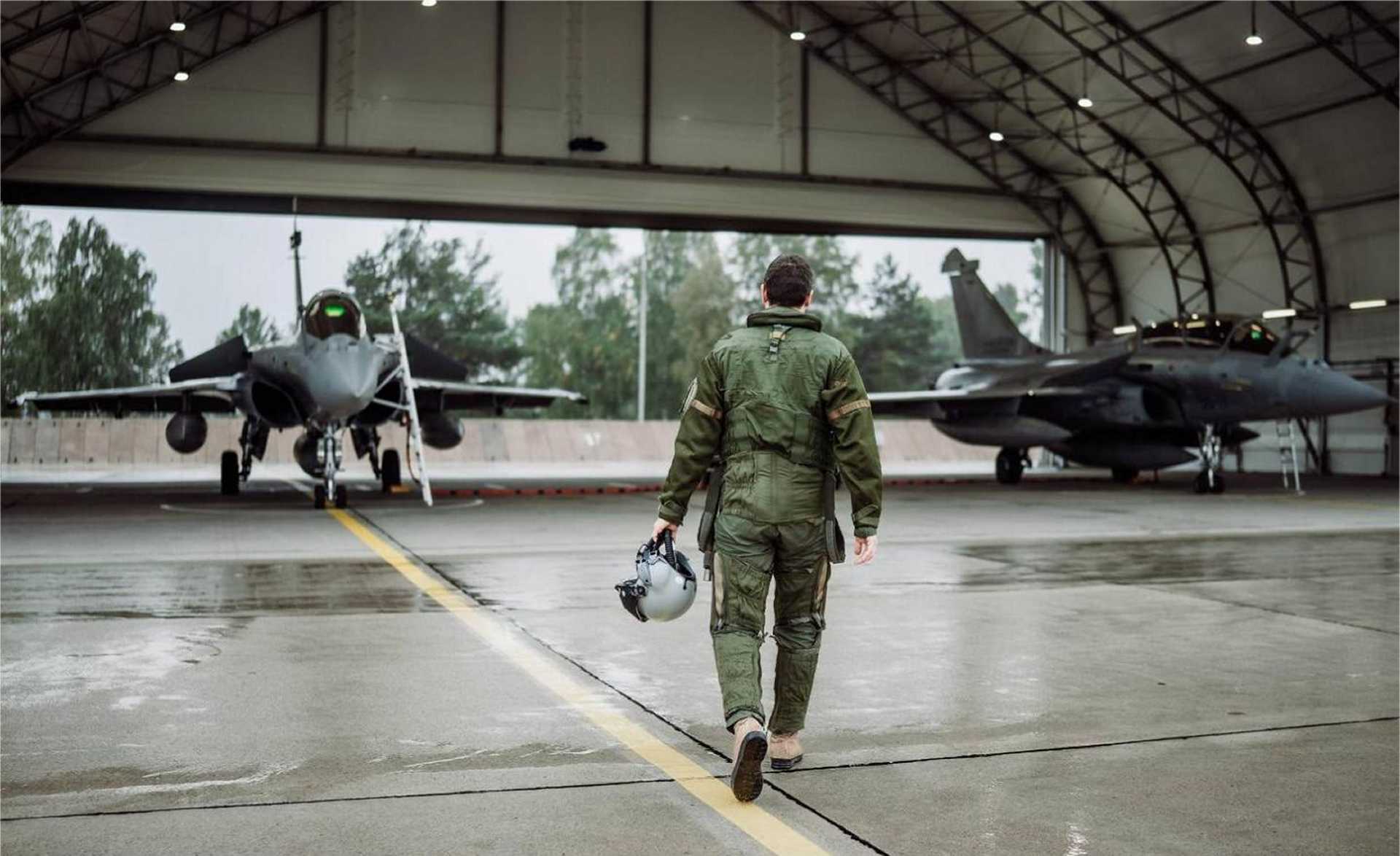 French Rafale fighters take part in an Agile Combat Employment exercise in Poland, testing the rapid dispersal of aircraft, personnel, and support equipment to sustain air operations under missile and drone threat on NATO’s eastern flank.