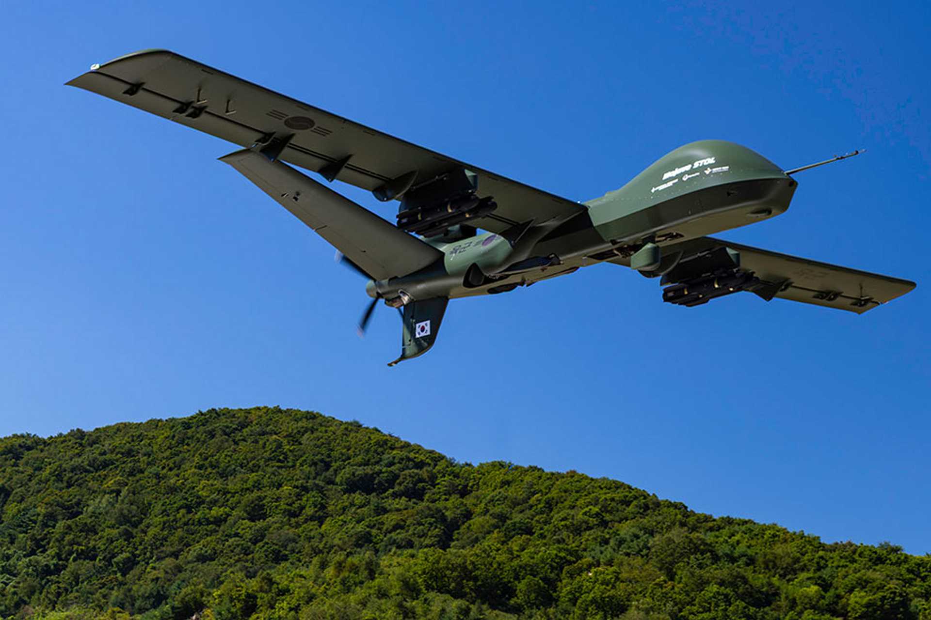 General Atomics' Mojave STOL became the first MALE UAS to land on and relaunch from a simulated battlefield route used by tanks and artillery during an exercise in South Korea. (Picture source: French MoD)