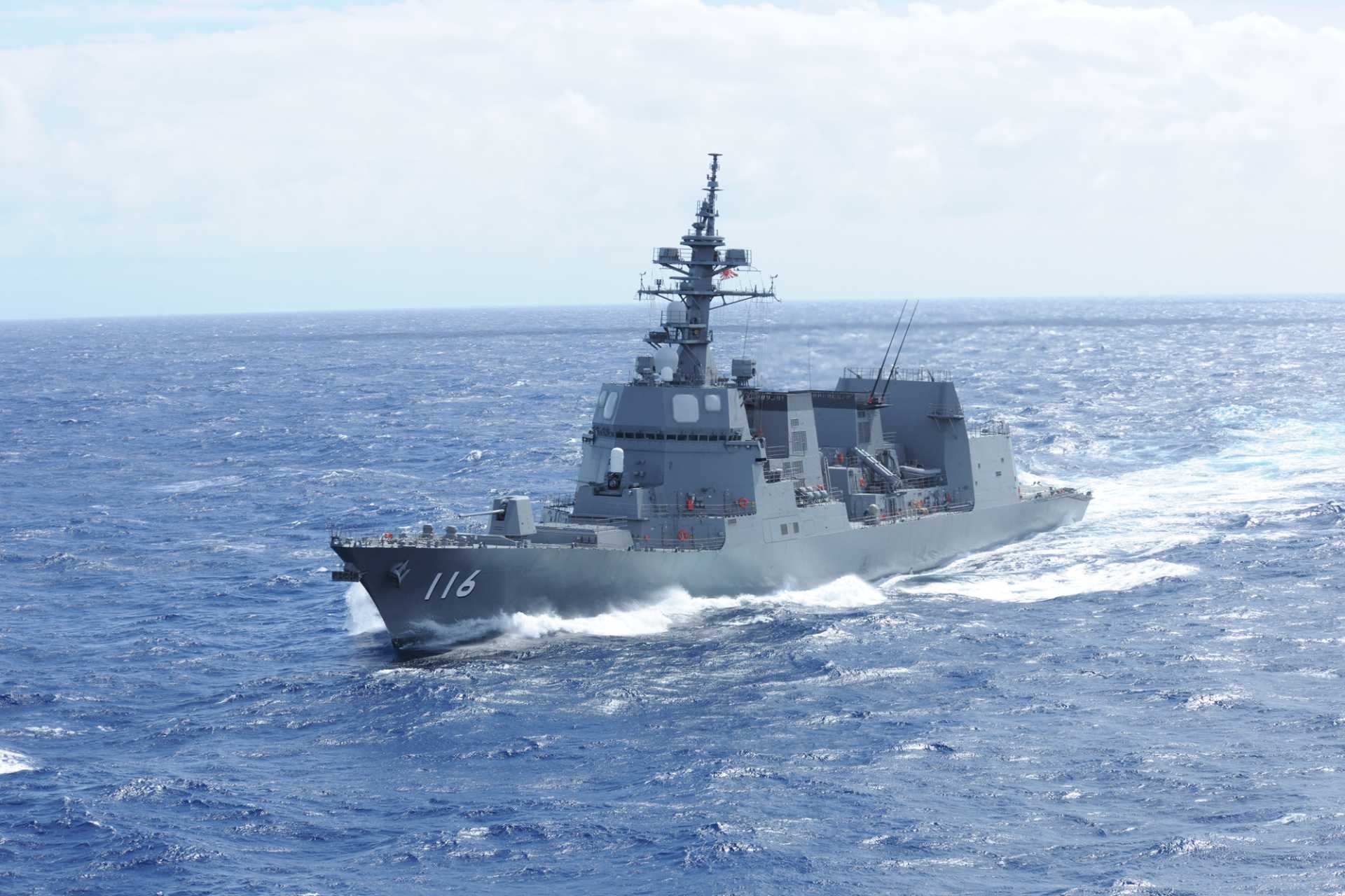 The Akizuki-class offers the youngest hulls and strongest air defense capability, but transferring even two ships would severely deplete Japan's active front-line inventory while imposing the highest crew requirements on the Chilean Navy. (Picture source: Japanese MoD)