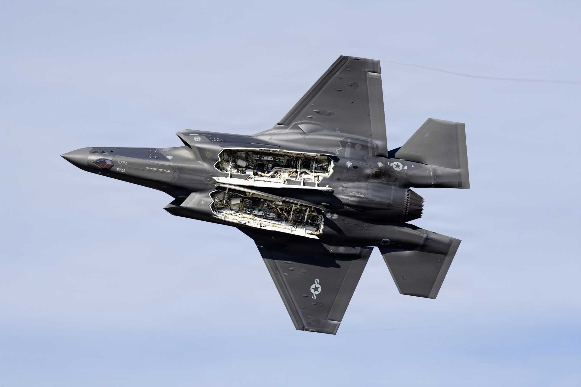 A U.S. Air Force F-35 Lightning II displays its open internal weapons bay, highlighting the internal carriage configuration central to the aircraft’s low-observable design. Under the planned “Six in the Bay” modernization effort, the Pentagon aims to increase internal missile carriage from four to six by September 2030.