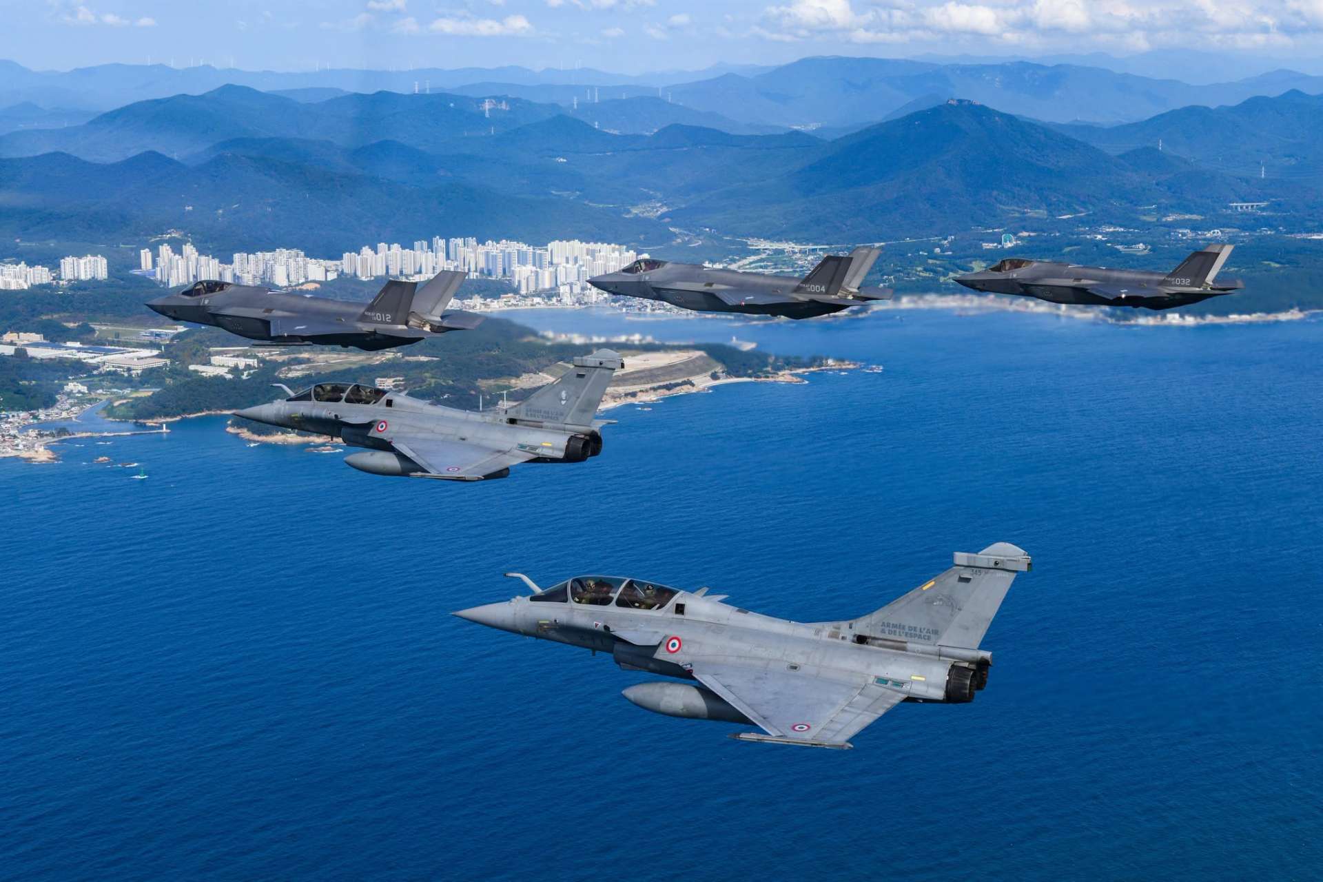 U.S. Air Force F-35 stealth fighters will join Indian Air Force combat aircraft at Tarang Shakti 2026 in Jodhpur, giving IAF crews rare operational exposure to fifth-generation air combat capabilities (Picture Source: Armée de l'Air et de l'Espace)