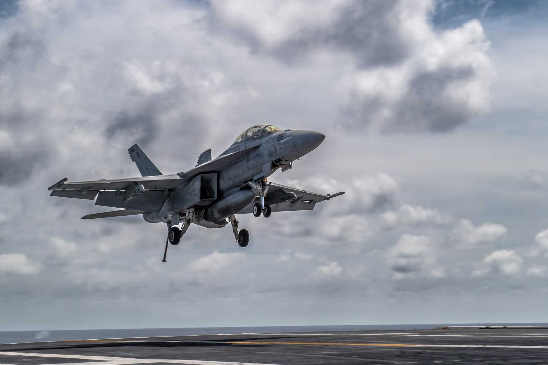 U.S. Navy F/A-18E/F Super Hornet powered by twin F414-GE-400 engines, highlighting the fleet sustained under GE’s new $2.875 billion logistics contract through 2031.