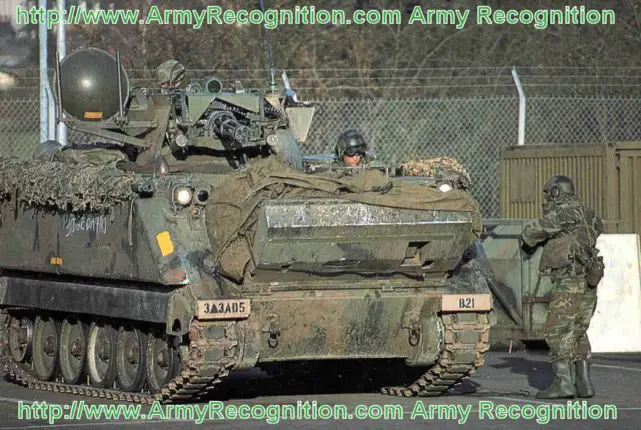 M163 Vulcan anti-aircraft air defense tracked armoured vehicle US army United States pictures technical data sheet description identification fiche technique photos images véhicule blindé chenilé défense antiaérienne armée américaine Etats Unis
