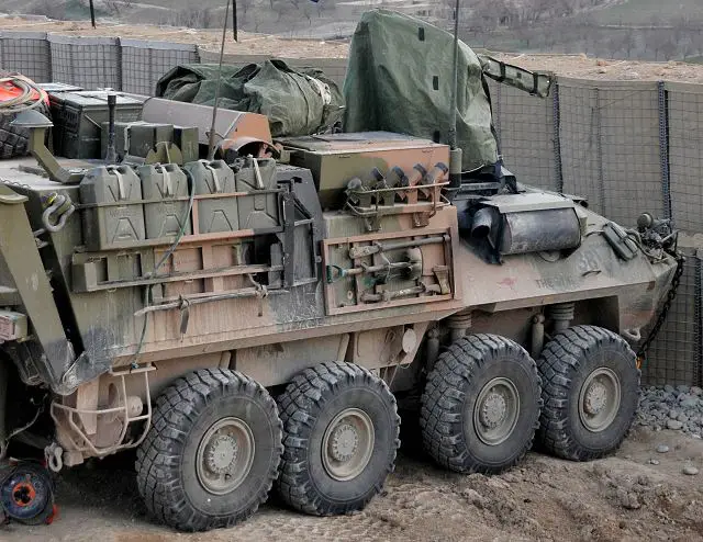 ASLAV-R: recovery vehicle with heavy winch. Armed with a single 7.62 FN MAG 58 machine gun
