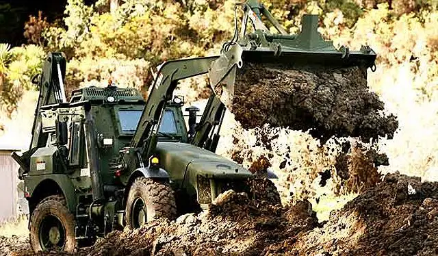 L’armée de Nouvelle Zélande a dévoilé ce 9 juin 2011, sa nouvelle acquisition en matière d’équipement militaire, le tracteur blindé à roues de combat multifonction JCB 4CXM. Six de ces engins ont été achetés, pour un montant total de 800.000 $.