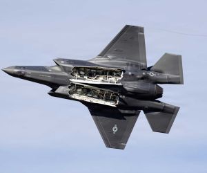A U.S. Air Force F-35 Lightning II displays its open internal weapons bay, highlighting the internal carriage configuration central to the aircraft’s low-observable design. Under the planned “Six in the Bay” modernization effort, the Pentagon aims to increase internal missile carriage from four to six by September 2030.