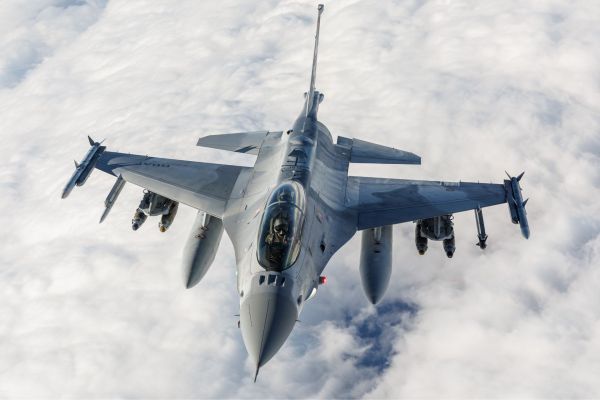 A Royal Bahraini Air Force F-16 Block 70 receives fuel from a U.S. Air Force Reserve KC-135 over Southern California during developmental testing at Edwards Air Force Base. (Picture source: US DoD)