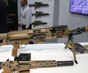The M250A1 features a shorter 330 mm barrel for easier handling, a quick-change barrel handle for faster replacement during firing, a modified gas system to reduce carbon buildup, and reinforced components to improve durability and reliability. (Picture source: Army Recognition)