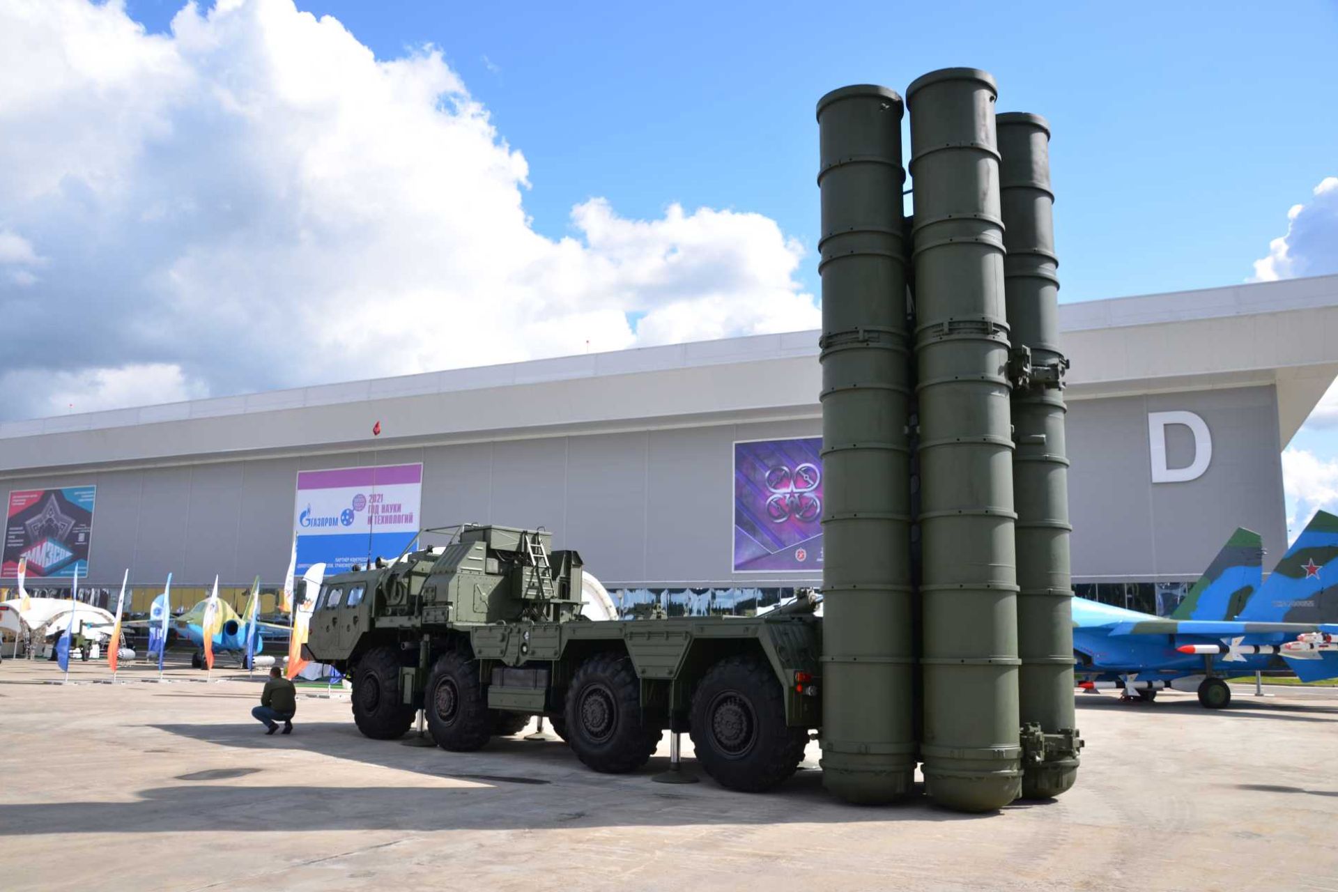 A Russian Armed Forces S-400 Triumf long-range air defense missile launcher. Turkey's reported plans to transfer its non-operational S-400 systems to a Gulf state have renewed attention on the future of the Russian-made air defense system and Ankara's defense relations with NATO.