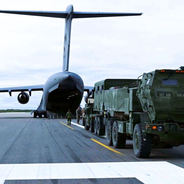 A Royal Canadian Air Force CC-177 Globemaster III airlifted a U.S. Army M142 HIMARS into Alaska during Operation TUNDRA MERLIN, demonstrating how allied strategic mobility can rapidly position long-range precision fires across the Arctic (Picture Source: U.S. Northern Command)