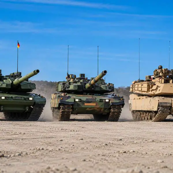 German Leopard 2A8 at left, South Korean K2 Black Panther at center, and U.S. M1A2 SEPv3 Abrams at right illustrate the three main battle tank approaches shaping Europe’s armored modernization, where firepower and protection are increasingly weighed alongside mobility, delivery speed, industrial capacity, and local production.