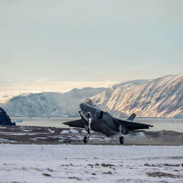 A NORAD F-35 Lightning II fighter aircraft from the Wisconsin Air National Guard’s 115th Fighter Wing lands at Pituffik Space Base in Greenland on October 7, 2025, demonstrating U.S. fighter operations in the Arctic. (Picture source: U.S. DoD))