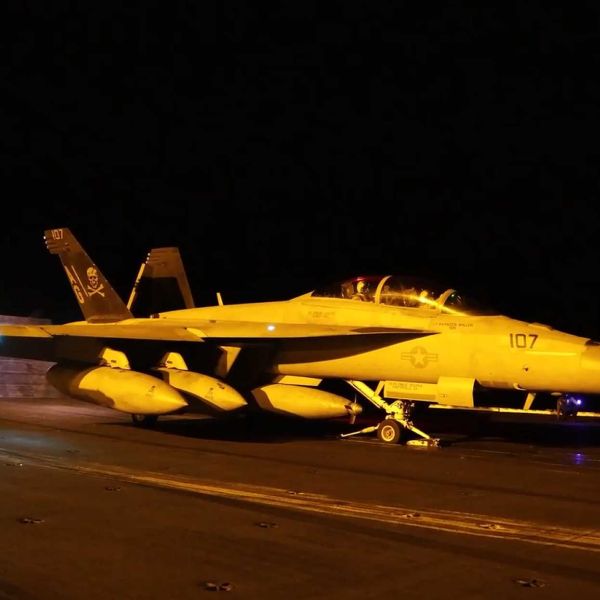 U.S. Navy fighter aircraft launch from an aircraft carrier during strike operations against Iranian military targets, highlighting the carrier air wing’s role in delivering long-range precision attacks while sustaining U.S. combat power across the Middle East.