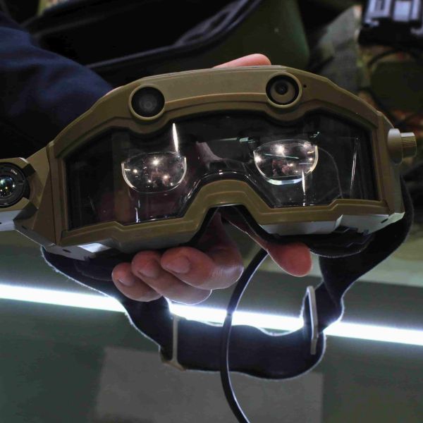 The head-mounted display, already fielded within the People’s Liberation Army, combines visible and infrared imaging, embedded sensors, and a dedicated processor that overlays tactical data directly in front of the operator’s eye