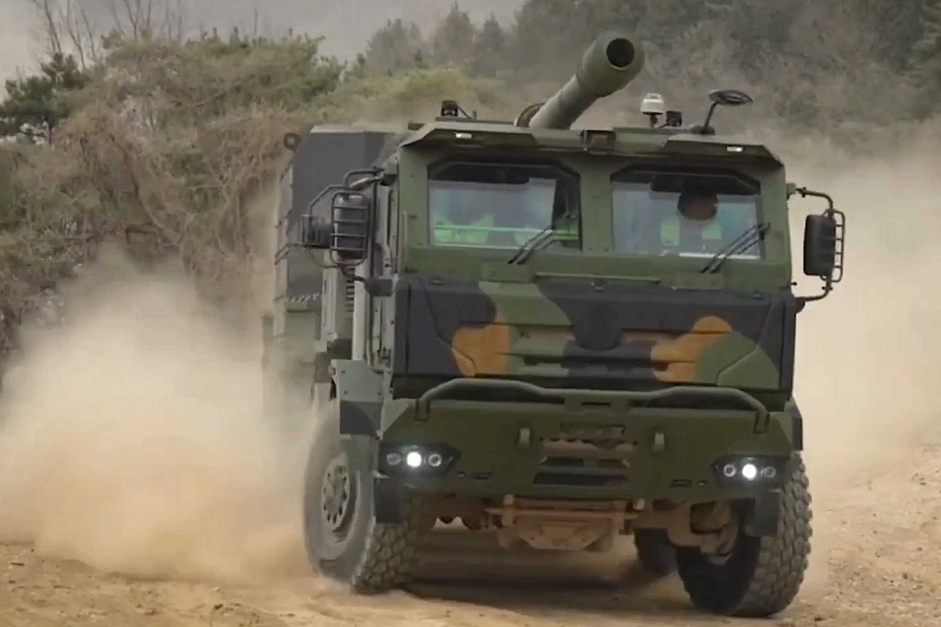 The K9MH is an 8x8 155 mm self-propelled howitzer that combines a Tatra chassis with a K9A2-derived automated turret, a 40-round magazine, and a 52-caliber CN98 cannon capable of firing nine rounds in 59 seconds. (Picture source: Hanwha Defense USA)