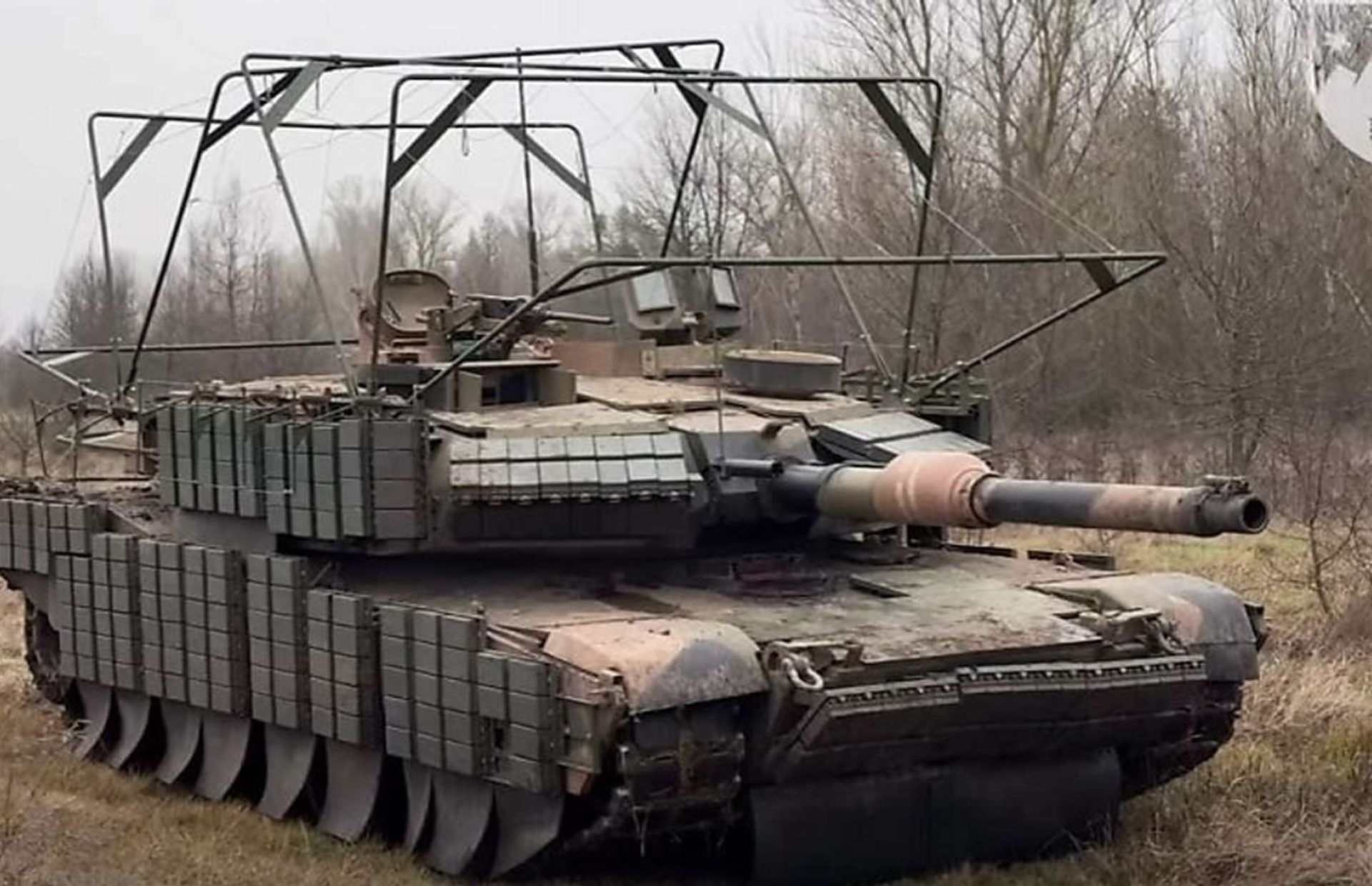 M1A1 Abrams firepower centers on a 120 mm smoothbore cannon with stabilized sights and digital fire control for accurate long-range day-night shots, backed by 7.62 mm and 12.7 mm machine guns for close defense (Picture source: 425th Separate Assault Regiment, Ukrainian Armed Forces).