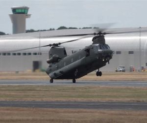 A British Army CH-47 Chinook heavy-lift helicopter performs a dynamic flying demonstration during the Farnborough International Airshow (FIA) 2026, showcasing its exceptional maneuverability, lifting capability, and versatility in support of military transport and battlefield logistics missions. (Picture source: Army Recognition Group)