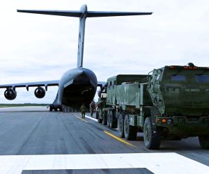 A Royal Canadian Air Force CC-177 Globemaster III airlifted a U.S. Army M142 HIMARS into Alaska during Operation TUNDRA MERLIN, demonstrating how allied strategic mobility can rapidly position long-range precision fires across the Arctic (Picture Source: U.S. Northern Command)