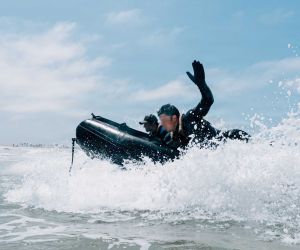 U.S. Army Green Berets assigned to the 10th Special Forces Group (Airborne) conduct a covert beach landing during annual combat diver requalification training at Marine Corps Base Camp Pendleton, California, on July 15, 2026.(Picture source: U.S. Department of War/Defense)