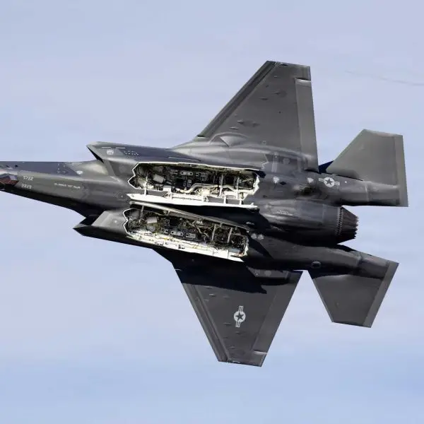 A U.S. Air Force F-35 Lightning II displays its open internal weapons bay, highlighting the internal carriage configuration central to the aircraft’s low-observable design. Under the planned “Six in the Bay” modernization effort, the Pentagon aims to increase internal missile carriage from four to six by September 2030.