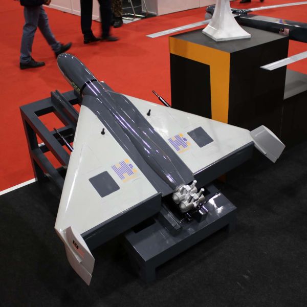 HDS-NSS is a Malaysian-developed fixed-wing loitering munition displayed at DSA 2024 in Kuala Lumpur, designed as a low-cost precision-strike drone for tactical units. With a 2 kg payload, 30-minute endurance, and 20 km range, it reflects Malaysia’s push to develop indigenous expendable strike capabilities (Picture source: Army Recognition Group).