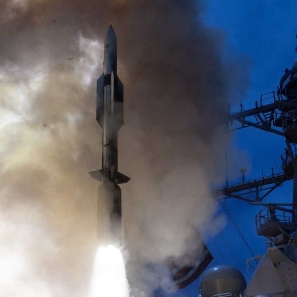 The SM-6 Block IAU is an upgraded Block IA that replaces aging electronic components in its guidance and target detection systems, so the U.S. Navy can keep producing the missile in large numbers through the 2030s without changing its existing combat capabilities. (Picture source: US Navy)