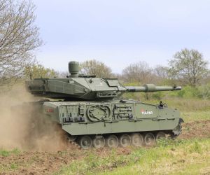 Turkish Otokar TULPAR medium tank fitted with Italian Leonardo’s HITFACT MkII 120 mm turret during live-fire trials, validating NATO-standard 120 mm firepower in both static and moving conditions.