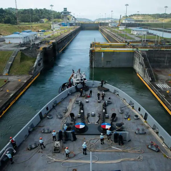 Panamanian line handlers secure USS San Antonio (LPD 17) during its Panama Canal transit on Aug. 1, 2026. The operation marked the first transit by a U.S. Marine Expeditionary Unit through the canal since 2008, highlighting the U.S. Navy and U.S. Marine Corps' rapid expeditionary mobility. (U.S. Marine Corps photo)